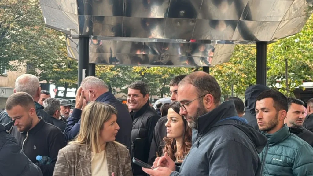 perplasja-me-studentet-deputetet-e-pd-se-terhiqen-dhe-u-hapet-rruga-protestuesve