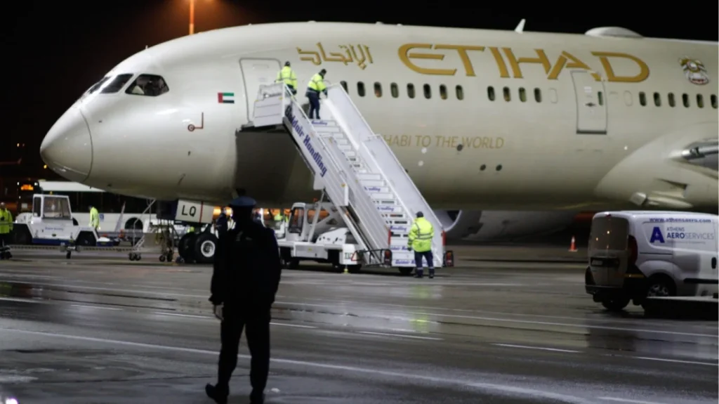 Sulmet e Huthëve përshkallëzojnë tensionet  Etihad dhe Qatar Airways pezullojnë fluturimet