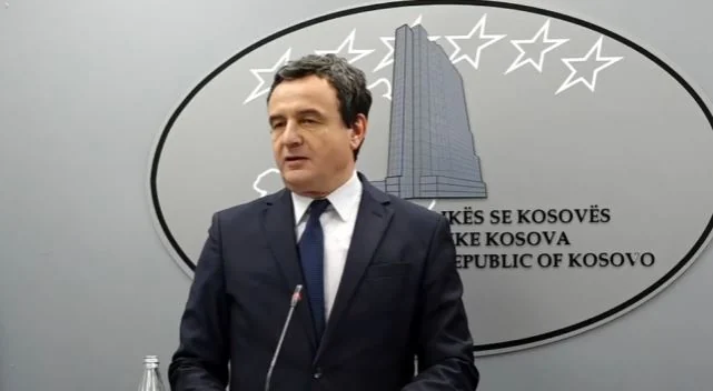 vv-s-ka-dore-protestave-ne-iu-dalim-ne-balle-dhe-s-qendrojme-anonim-kurti-flet-per-tubimin-ne-tirane-te-ndertohet-demokraci-qe-i-qendron-trysnise-se-kapitalizmit