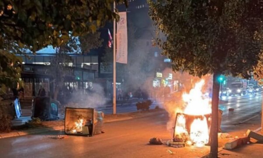 Zhvillimi i fundit nga sheshi Prishtinës   Policia vazhdon me gaz lotsjellës e top ujë  protestuesit nuk largohen