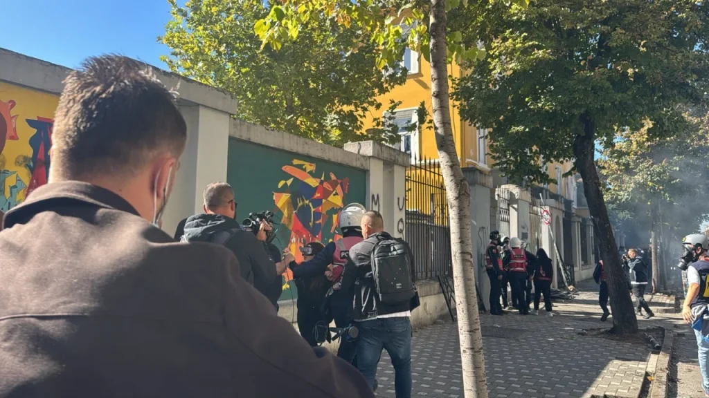 live-protesta-e-pershkallezuar-perpara-ministrise-se-arsimit-studentet-perplasen-me-policine-reagon-edhe-be