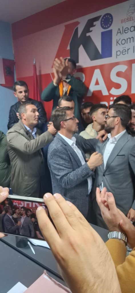Jaku Huseini krah Arkin Jahijit  I uron fitoren dhe qëndron krah tij