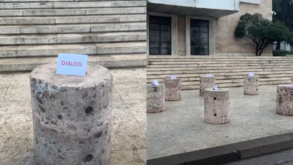 rama-nuk-heq-dore-nga-thirrja-per-dialog-vendos-stola-guri-pasi-protestuesit-shkaterruan-karriget-video