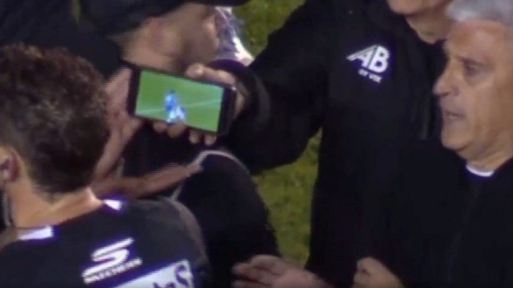 Lojtarët i tregojnë videon në telefon  arbitri ndryshon vendimin pas 26 minutash kaos