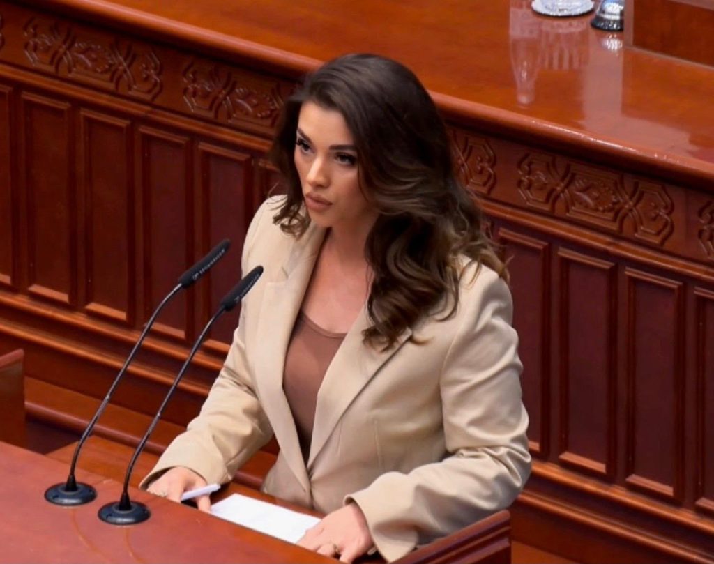 feride-haxhiu-suspendimi-i-gjashte-policeve-pas-dhunes-ne-saraj-hap-drejt-vendosjes-se-drejtesise