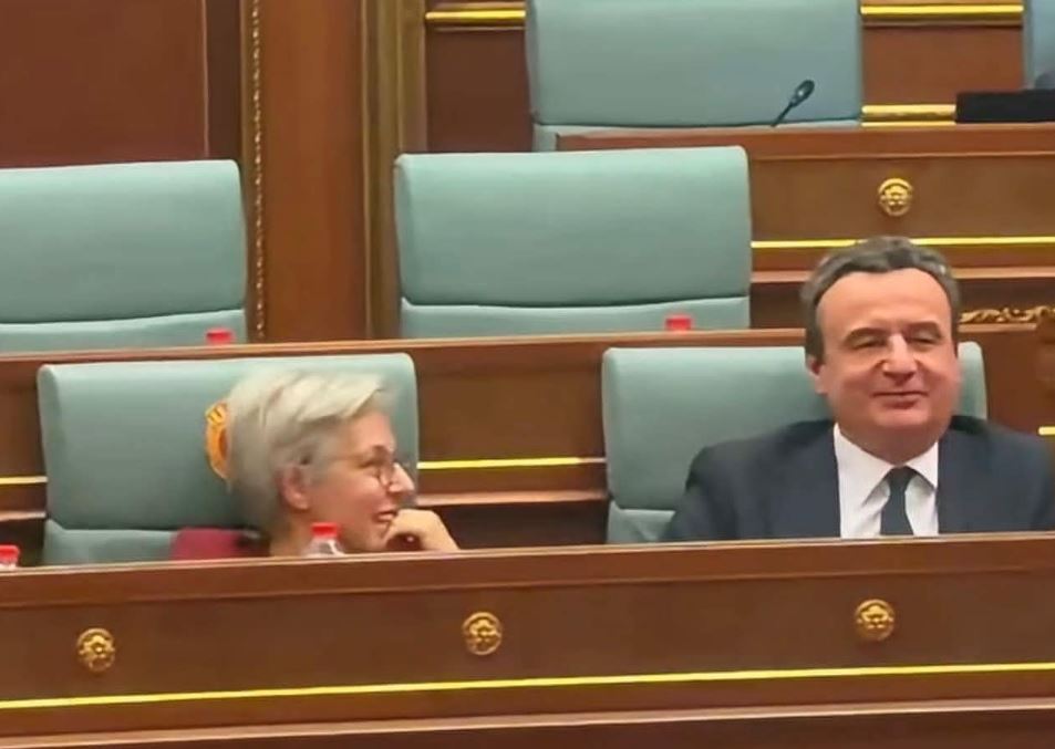 fshati-digjet-plaka-krihet-kritika-te-shumta-ndaj-kurtit-dhe-gervalles-qeshnin-pa-ndale-dje-ne-seancen-per-arlinda-zekajt
