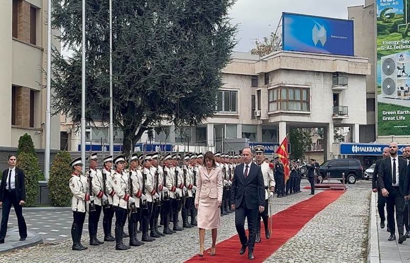 Kryeparlamentarja Haxhiu vizitë në Shkup  pritje me ceremoni shtetërore