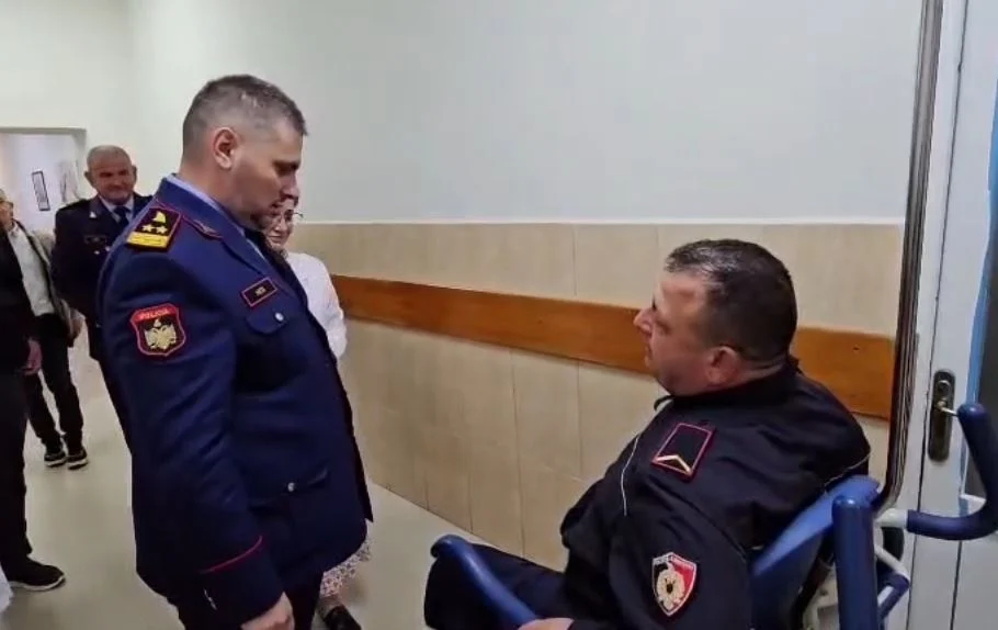 51 efektivë policie të dëmtuar nga tubimi  Skënder Hita viziton të plagosurit në Spitalin e Traumës