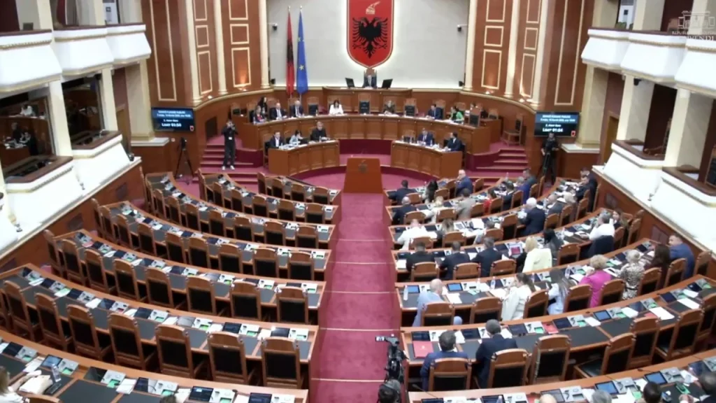 pas-seances-kaotike-te-javes-se-kaluar-sot-mblidhet-serish-kuvendi-nga-interpelanca-me-gonxhen-te-projektligji-per-sistemin-bankar-ja-cfare-permban-rendi-i-dites