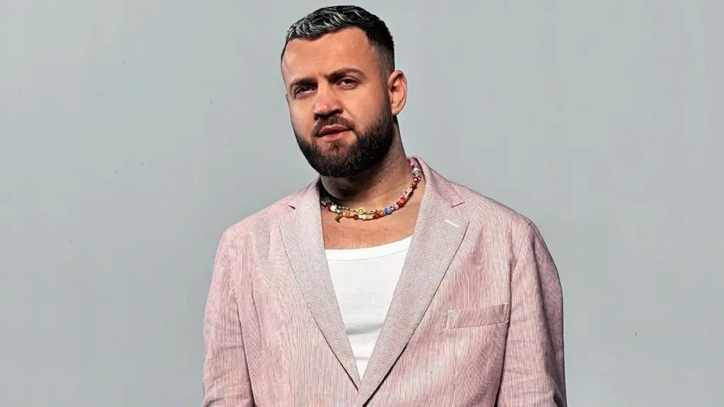 Luizi shkëlqen në Live me një kostum mahnitës