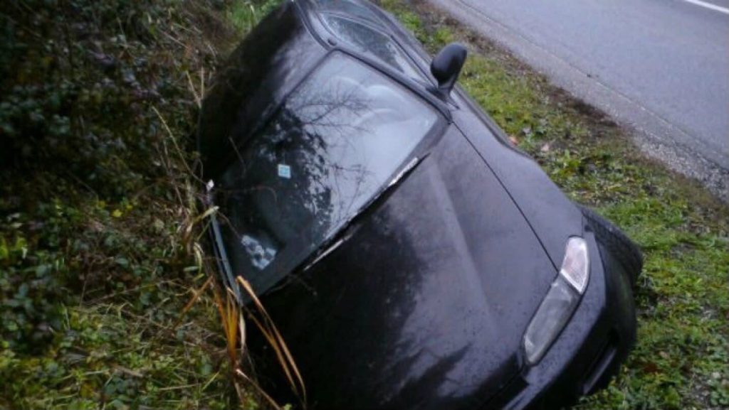 Mercedesi fluturon nga autostrada dhe përfundon në oborrin e një shtëpie  dy të plagosur rëndë 