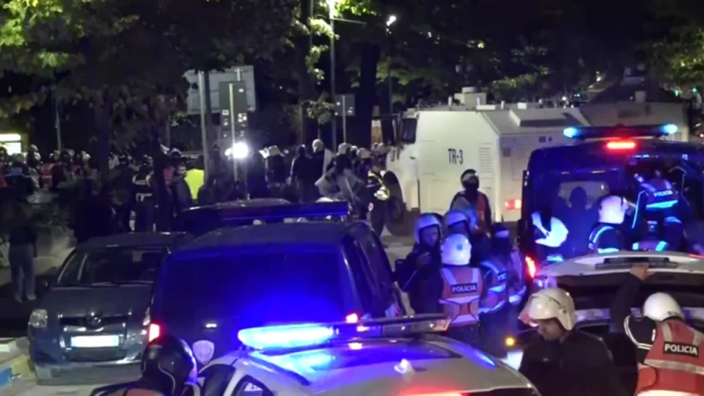 tensionet-ne-protesten-ne-tirane-okb-ne-shqiperi-apel-per-dialog-dhe-uljen-e-tensioneve