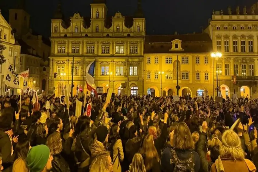 Tensione në Çeki për mediat publike  protestuesit tentojnë të hyjnë me forcë në parlament