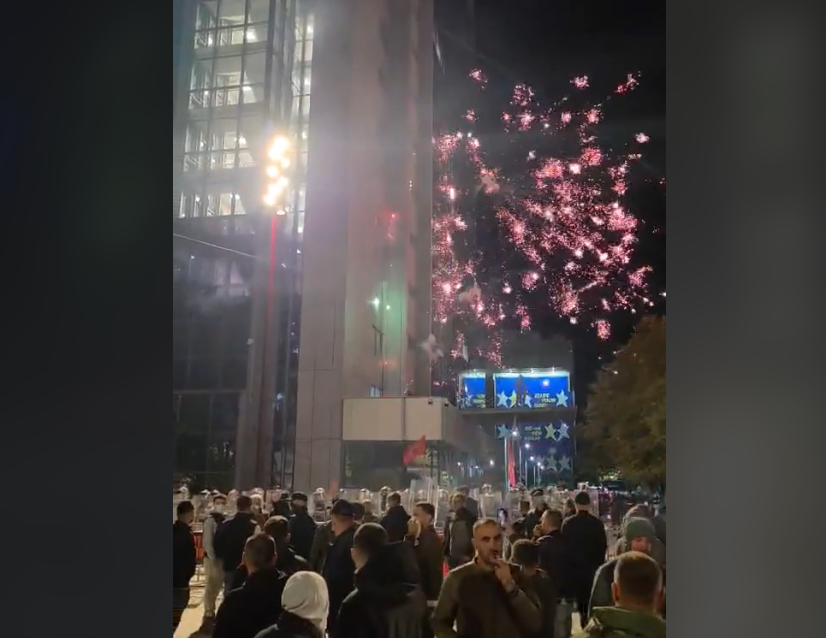 Protestuesit  sulmojnë  me mjetet piroteknike objektin e Qeverisë