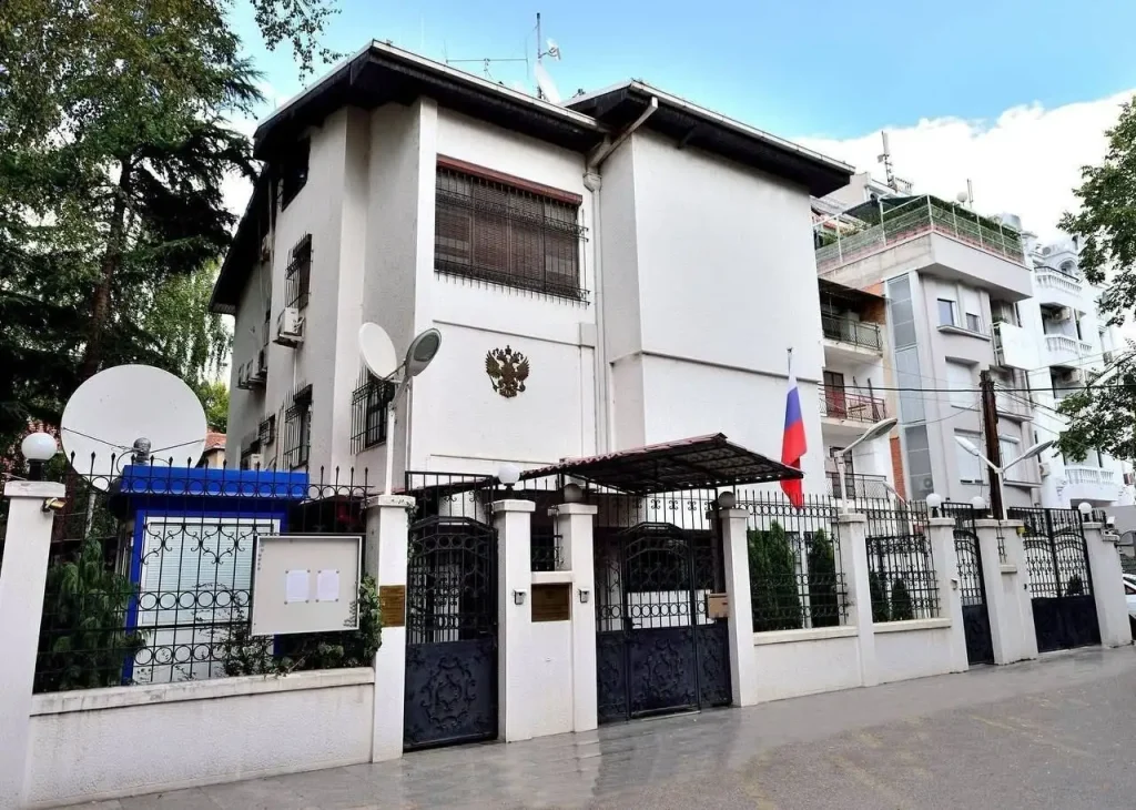 Ambasada ruse mohon përfshirjen në rrjetin e dyshuar propagandistik në Maqedoninë e Veriut