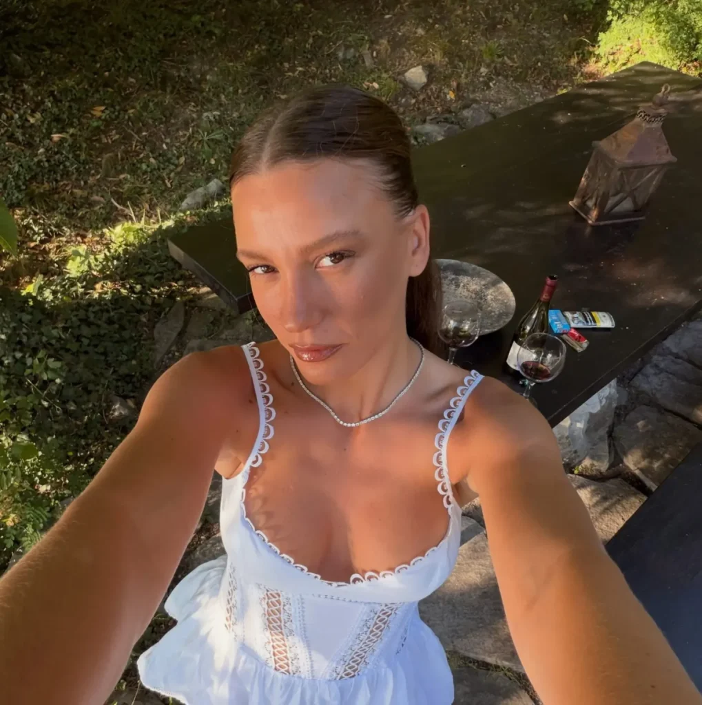 Serenay Sarıkaya  Ajo ka bërë ndërhyrje në gjoks  Komentet e fundit ngrejnë dilema 