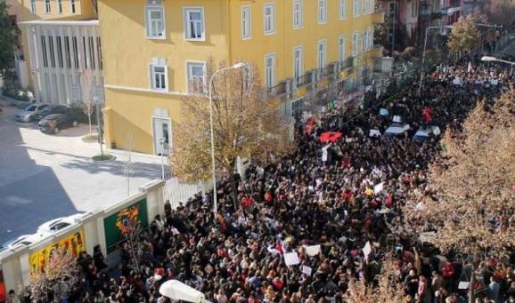 reuters-mijera-studente-protestojne-ne-tirane-per-arsim-cilesor-dhe-me-shume-mundesi-punesimi