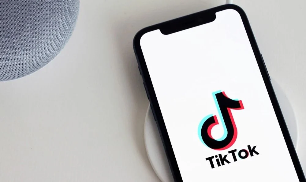 Financial Times  Pronari i Politico dhe Telegraph dëshiron të blejë aksione në TikTok un evropian