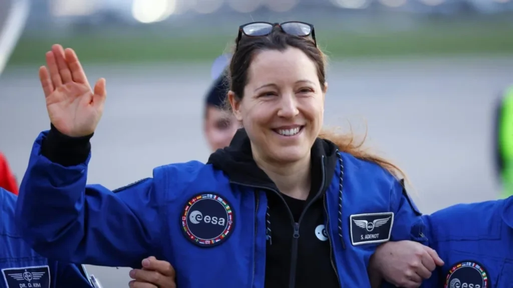 Kthim pas udhëtimit në kozmos  Katër astronautë kthehen nga stacioni hapësinor  kapsula u ul në Paqësor