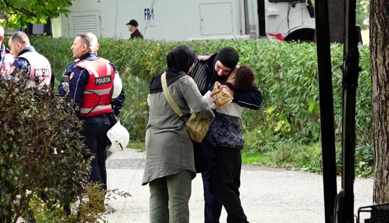 prekese-familjaret-i-cojne-per-te-ngrene-policit-ne-krye-te-detyres-momenti-kur-femija-i-vogel-e-perqafon