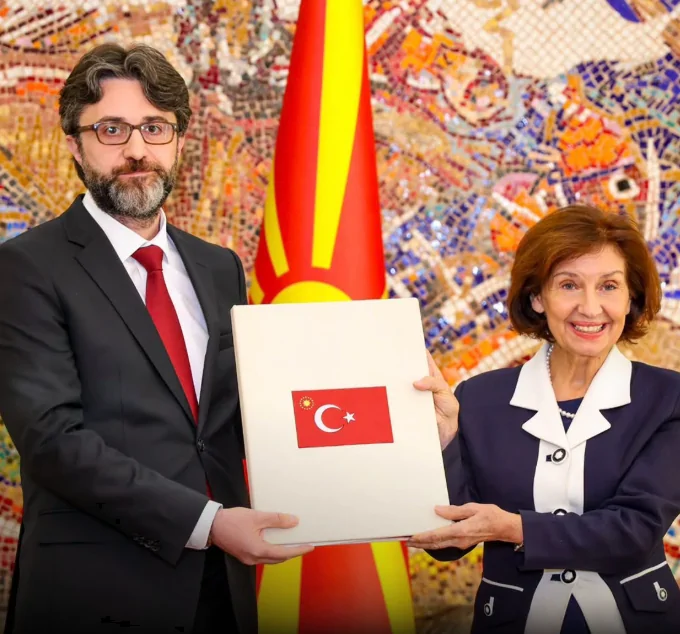 Siljanovska pranon kredencialet e ambasadorit të ri të Turqisë në Shkup