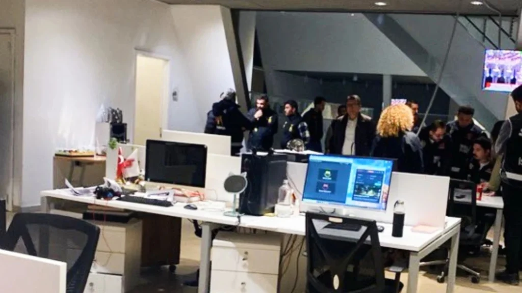 VIDEO  Autoritetet turke bastisin zyrat e televizionit opozitar  momenti kur ndërpresin transmetimin e drejtpërdrejtë