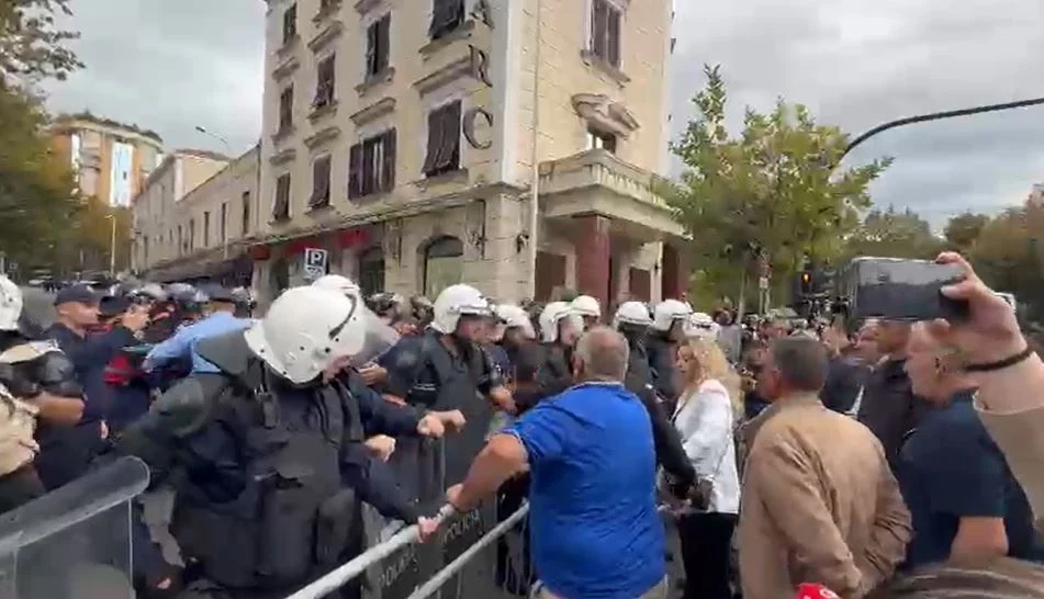 live-sherr-brenda-dhe-jashte-kuvendit-garda-rrethon-foltoren-protestuesit-perplasen-fizikisht-me-efektivet-policia-pergjigjet-me-spraj-lotsjelles