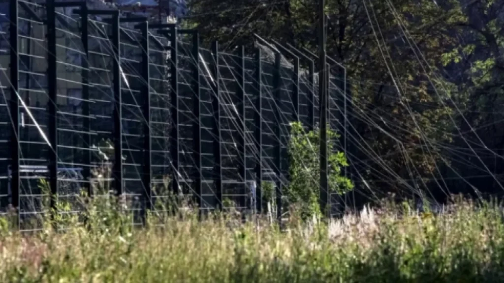 Kurthi i ri i Ukrainës  tela me gjemba inteligjentë  pajisja pret kabllot me fibra optikë që kontrollojnë dronët